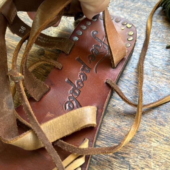 Free people Willow gladiator sandal size 6 Brown leather green tassels wrap boho - Picture 12 of 15